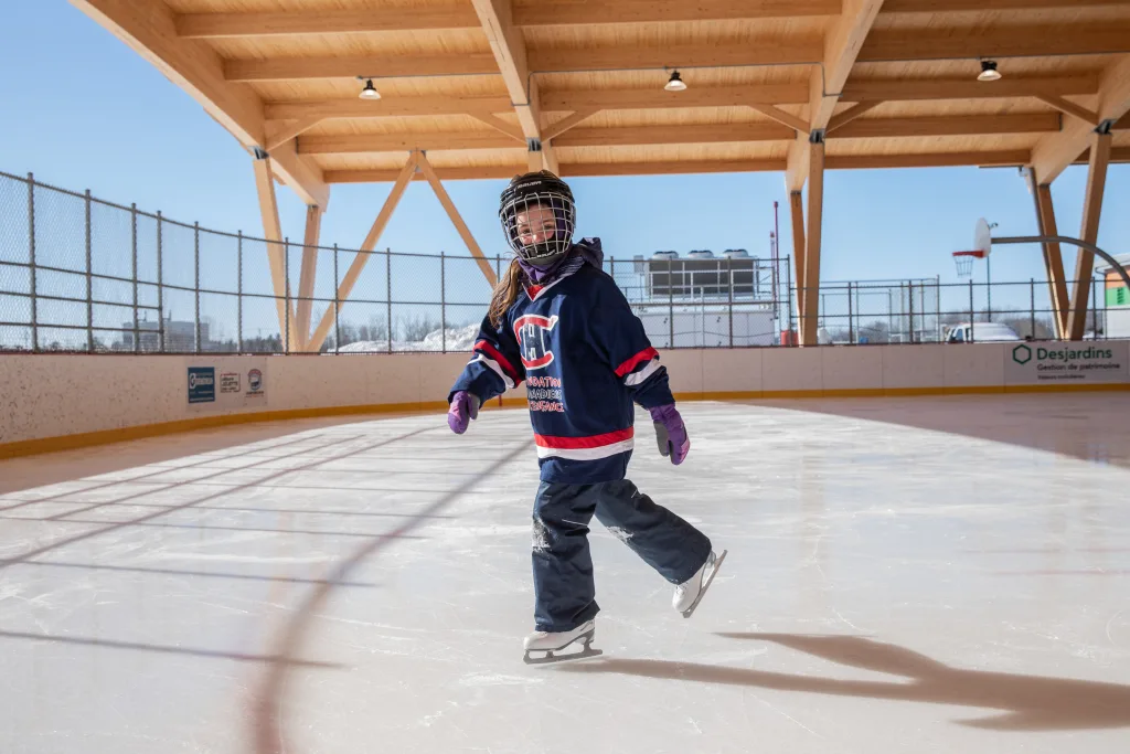 Une enfant patine.