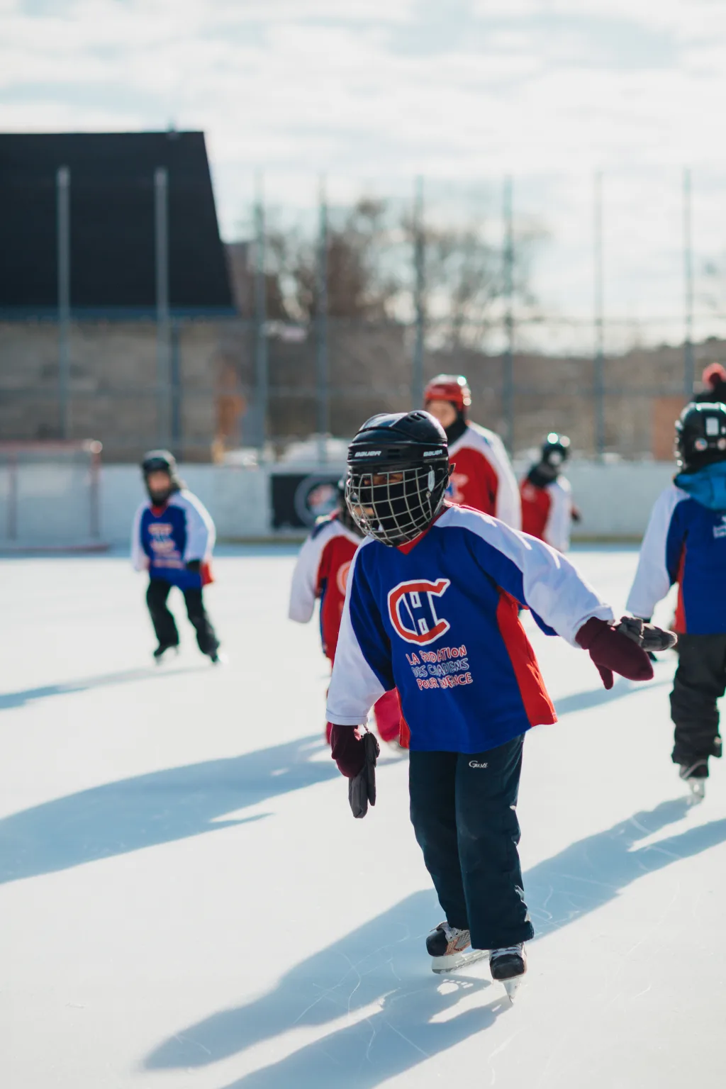 Des jeunes patinent sur la patinoire Bleu Blanc Bouge